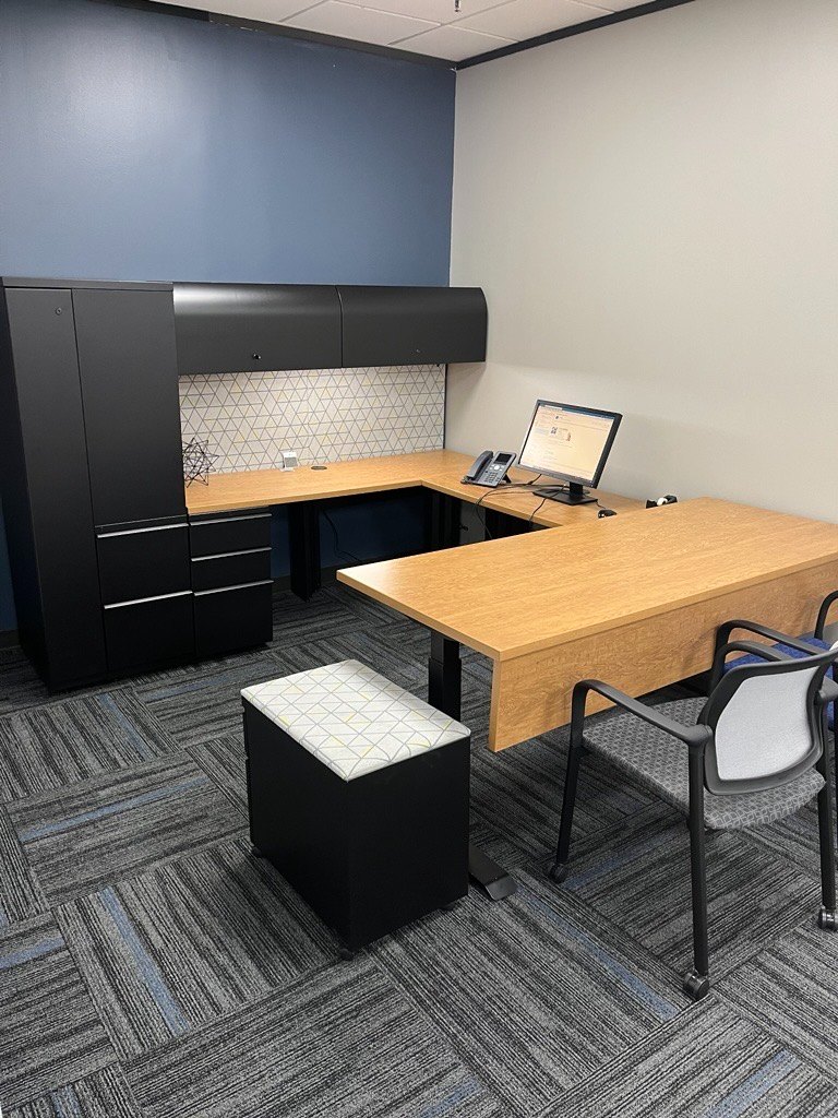 Oak laminate U-shaped worksurfaces with black steel kiosk, overheads and pedestals