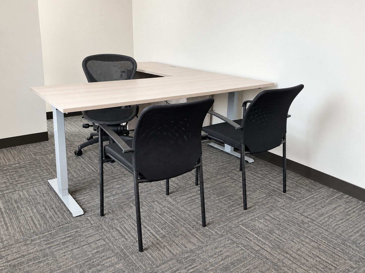 Private office with L-shaped desk, Aeron task chair and two guest chairs